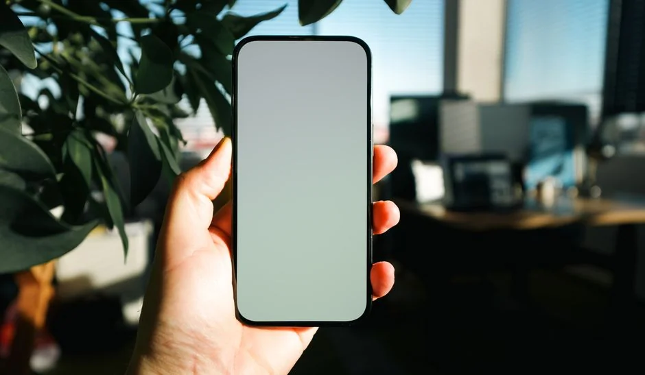 Personne faisant des achats en ligne sur un ordinateur portable avec une carte bancaire, mettant en avant la praticité du e-commerce.